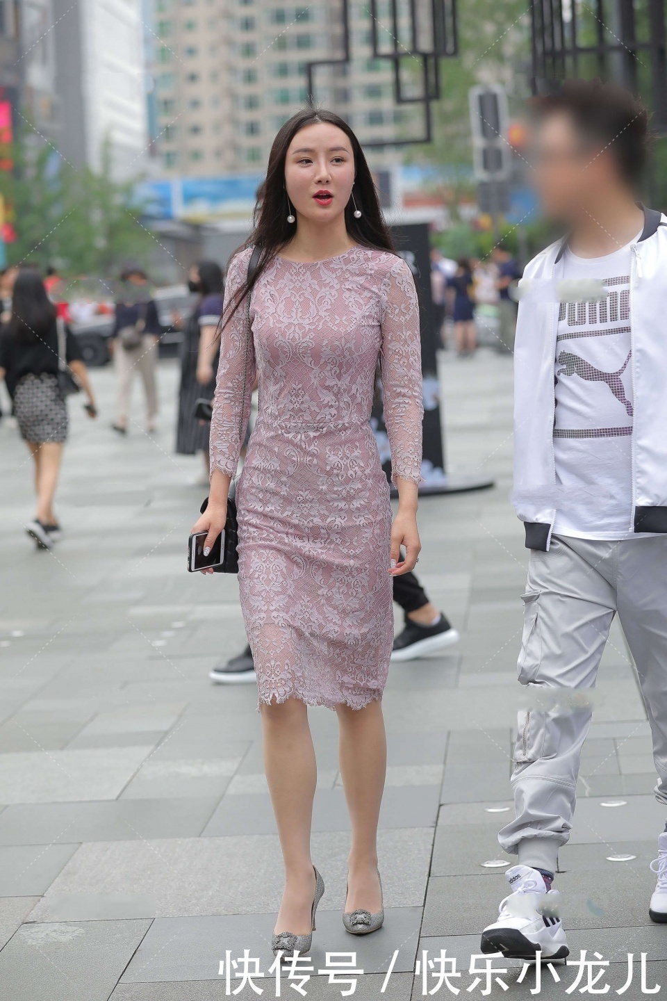 浅色花纹连衣裙，端庄大气，举止优雅