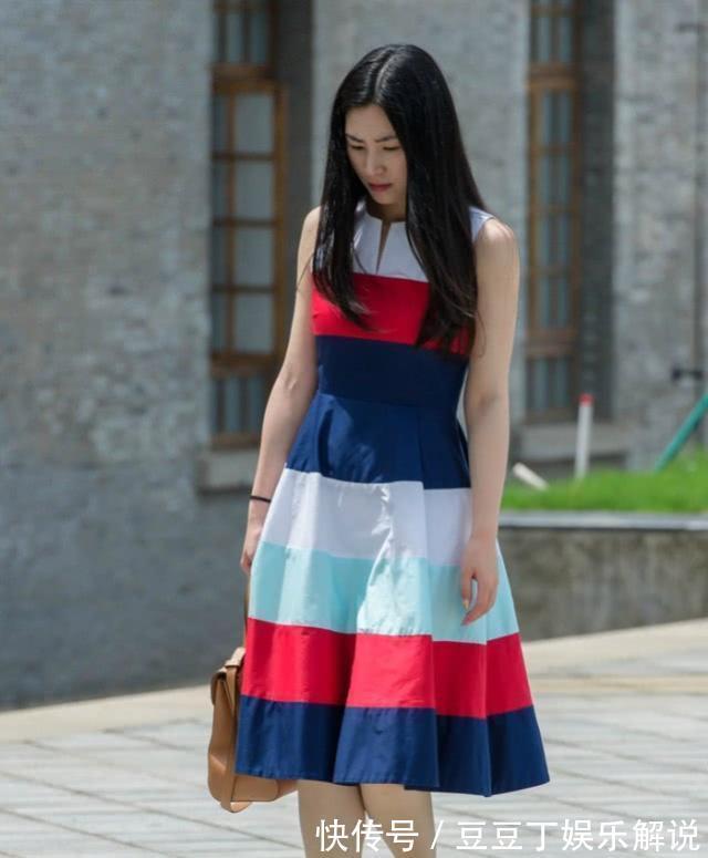 连体裤|街拍:穿着风格很艳丽的小姐姐,身材真的好,墨镜戴起来也格外的吸睛