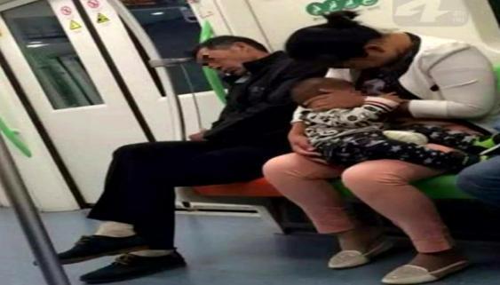 公共场合|宝妈地铁上掀衣哺乳,被大妈讽刺“不要脸”,宝妈反怼引乘客称赞