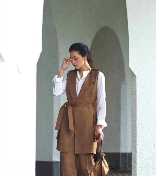 奔五女人别瞎穿,45岁日本博主私服太美了,这才叫真正的优雅大气