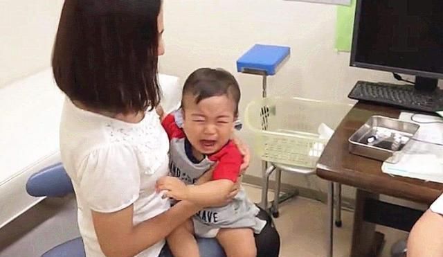 爸爸|“最惨宝宝”打预防针走红,孩子哭得稀里哗啦,爸爸乐得合不拢嘴