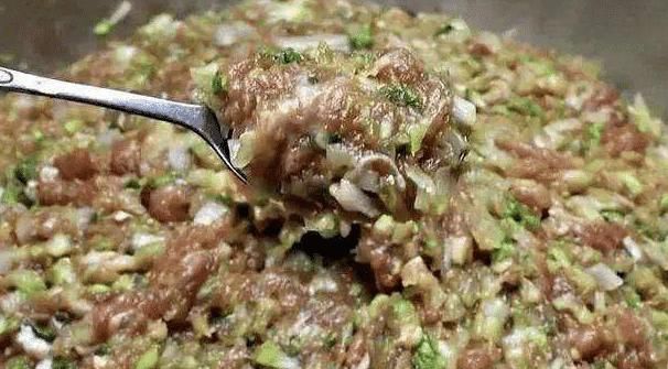  白菜做馅时，调馅前“多做一步”，饺子不出水更好包，鲜香多汁