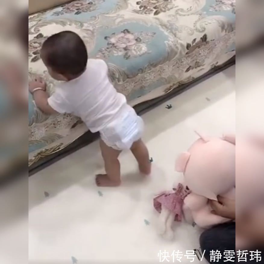 爸爸亲自用玩具“诱导”娃下沙发火了,网友这办法确实值得借鉴