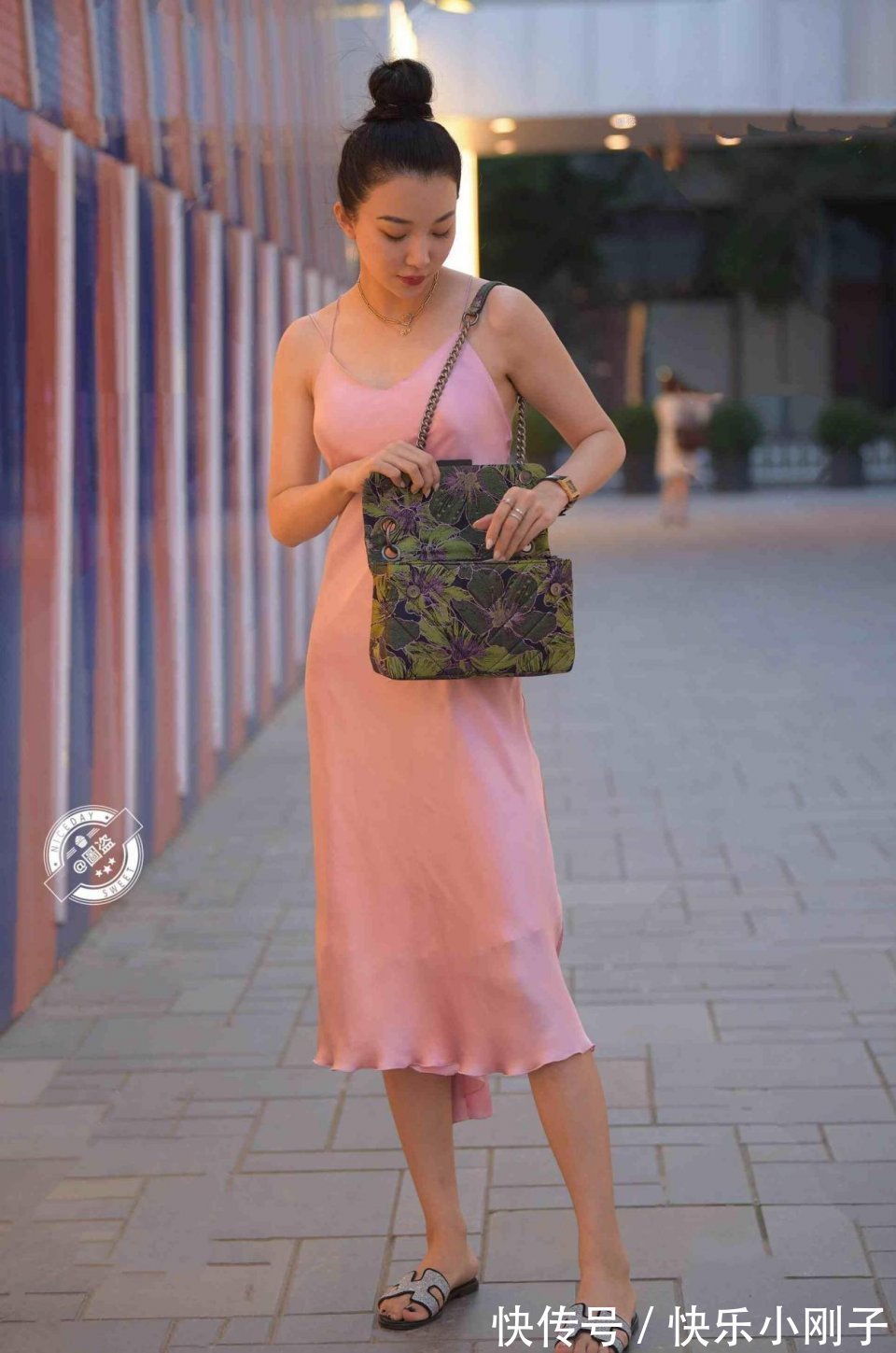 身材 清新活泼的连衣裙装扮不乏气质感,展示美好身材,灵活多变