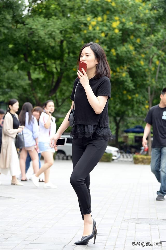 黑色t恤|黑色九分紧身裤,搭配黑色尖头细跟鞋,搭配黑色T恤,时尚简约