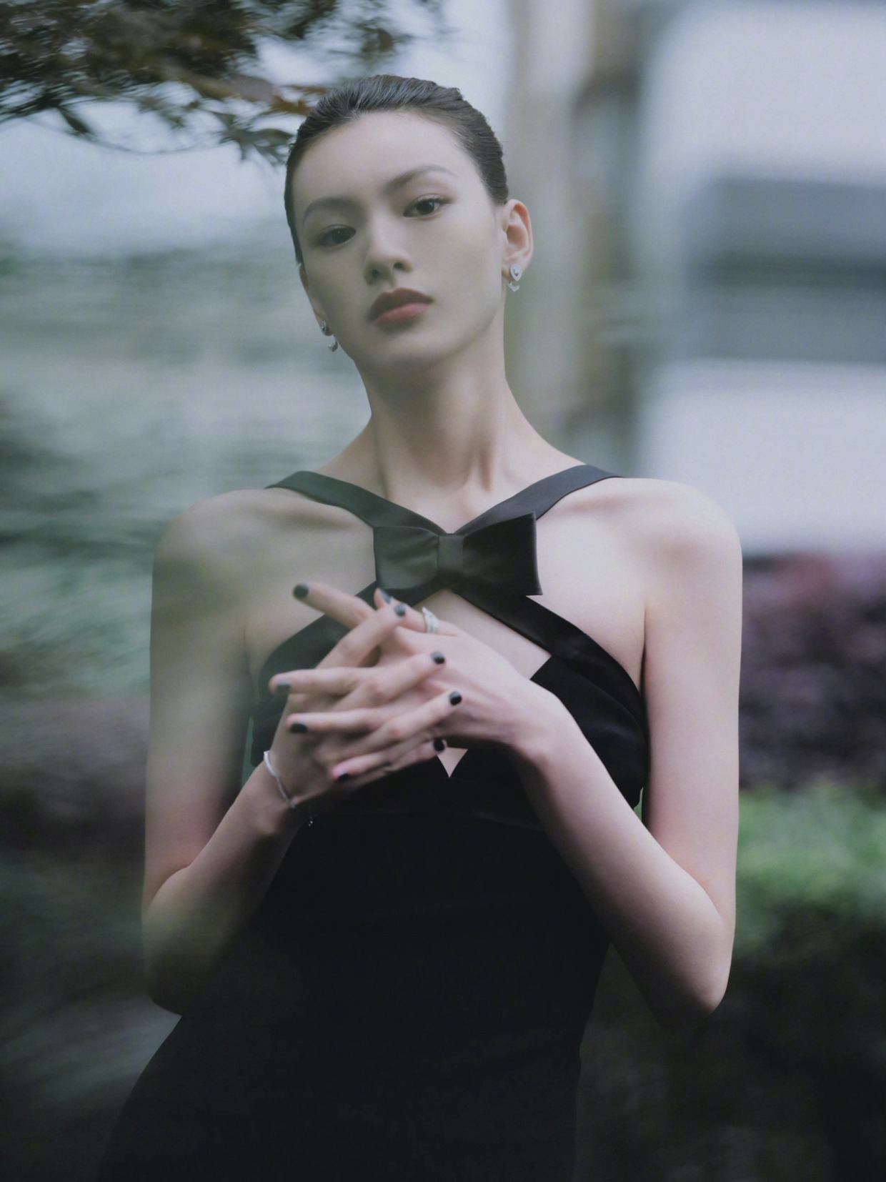 大长腿|邱天身材比例绝了!穿一袭黑色吊带连衣裙高贵大气,气场不输超模