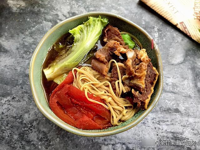 在家做学生早餐，汤鲜味美肉也多，菜和主食同上桌，省时省事