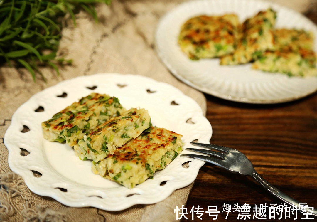10分钟早餐快速饼两段莲藕、一把芹菜叶，味道好，营养高！
