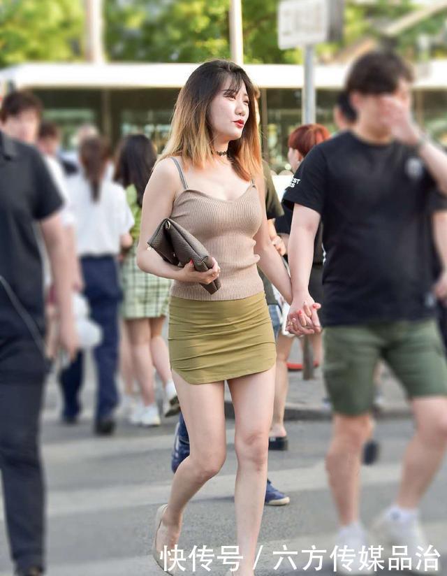 如何把基础款穿出个性吊带背心+短裙,看起来美观大方又显气质