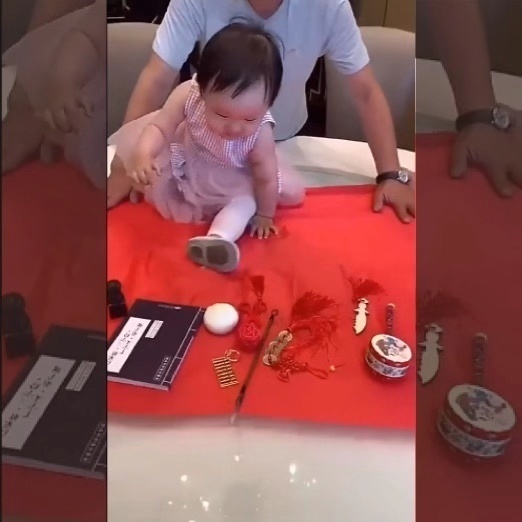 中国人|孙女周岁抓周,爷爷满怀期待,可是孙女抓到的“它”气坏了爷爷!
