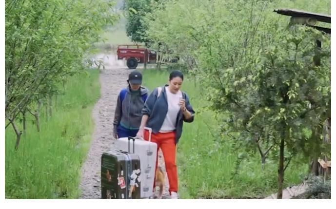 八佰|《向往5》隐藏很深的嘉宾,总票房86亿制片人,却跟晚辈挤车斗