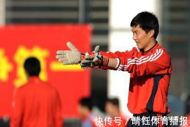 国足|画面温馨!李铁下课后首度露面,与区楚良李霄鹏合影,笑容满面