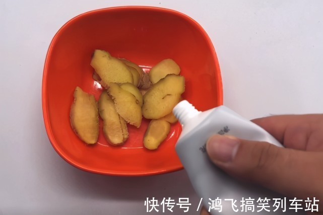 把牙膏挤在生姜上,作用真是太厉害了,解决很多男人女人的大烦恼