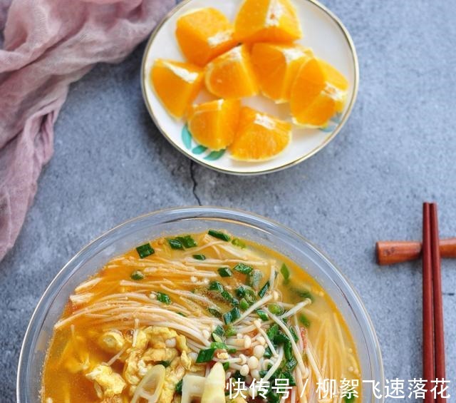 一碗好吃的番茄鲜笋汤面,做法是如此的简单,口味却鲜美!