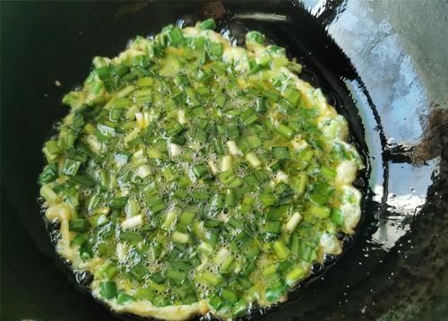 把韭菜切成段和鸡蛋一起炒，放在一起炒，不容易消化，吃韭菜最讲究季节