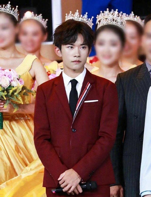 王一博|神奇的错位图!肖战杵拐杖,何炅随地小便,王一博王嘉尔亲上了?