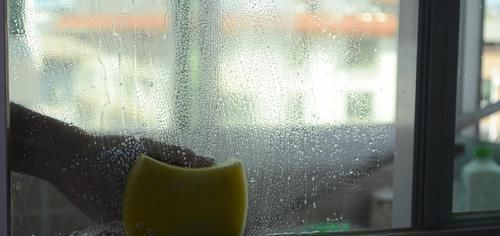 清洁剂|不管玻璃有多脏，试试这个小技巧，不用一滴水，干净透亮还不留灰