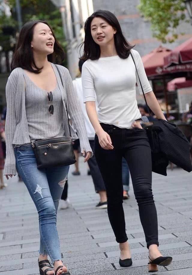街拍小姐姐白色修身T恤+黑色紧身裤,修身的时尚穿搭让人羡慕