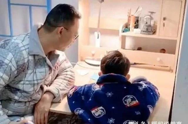 成绩|家长“花式晒成绩”火了,赢了面子害了孩子,网友直呼老凡尔赛了