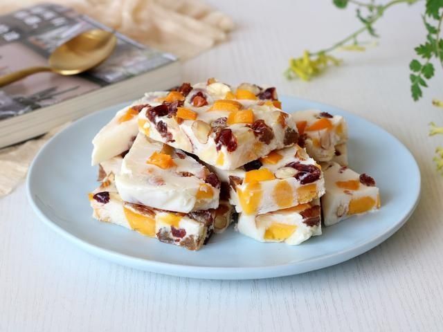 夏天，酸奶不要直接喝，多做一步清凉消暑，比雪糕好吃又好做