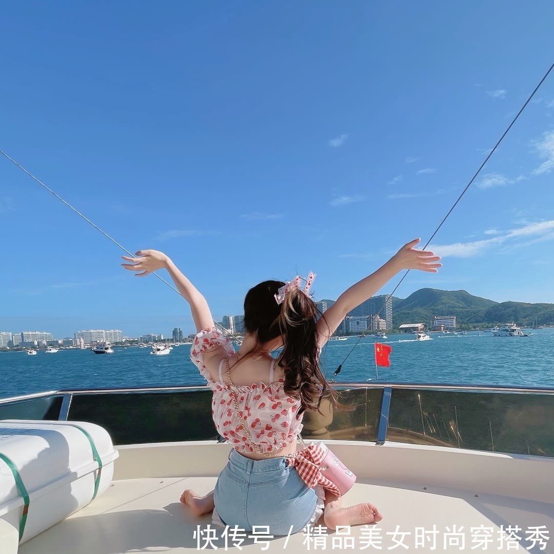 草莓|可爱的超短一字肩草莓上衣搭配蕾丝边牛仔短裤青春时尚美美哒