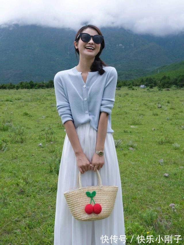 针织开衫 秋季小个子该怎么穿？针织开衫搭配白色半身裙，显得时尚又可爱
