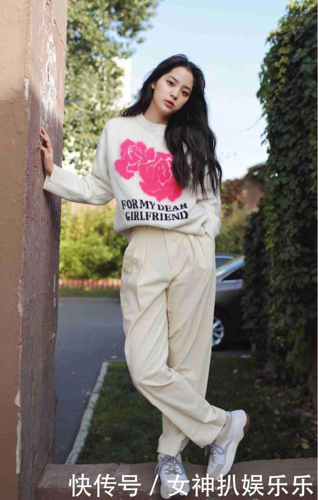 身材|都说牛仔裤是检验身材的唯一标准,看完当红小花的演绎,一点不假