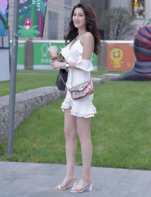 浪漫|温柔浪漫的女人,搭配吊带长裙,美感十足