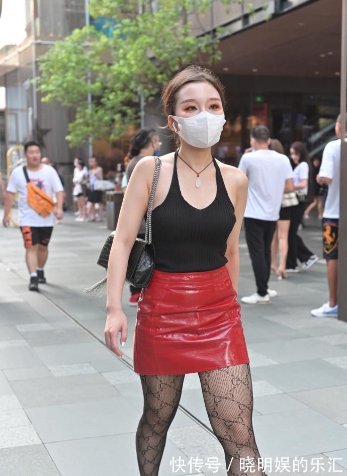 穿搭 30岁阿姨的红色“皮裙”,搭配独特,轻松展现“知性美”!