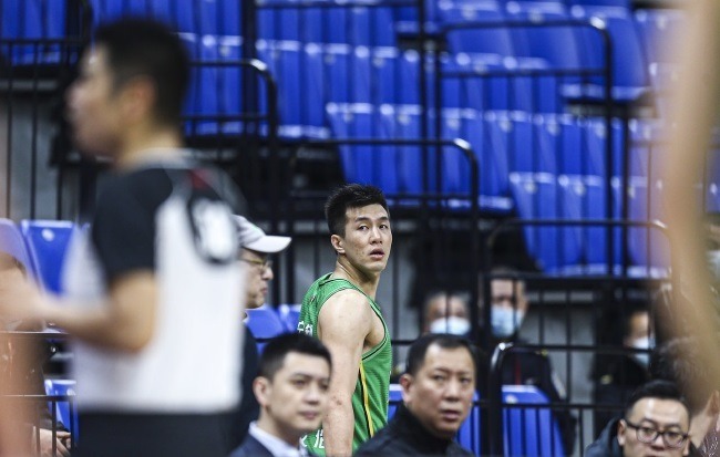 cb9秒2技犯!郭艾伦太冤枉,CBA裁判让杨鸣不满,辽篮可以申诉了