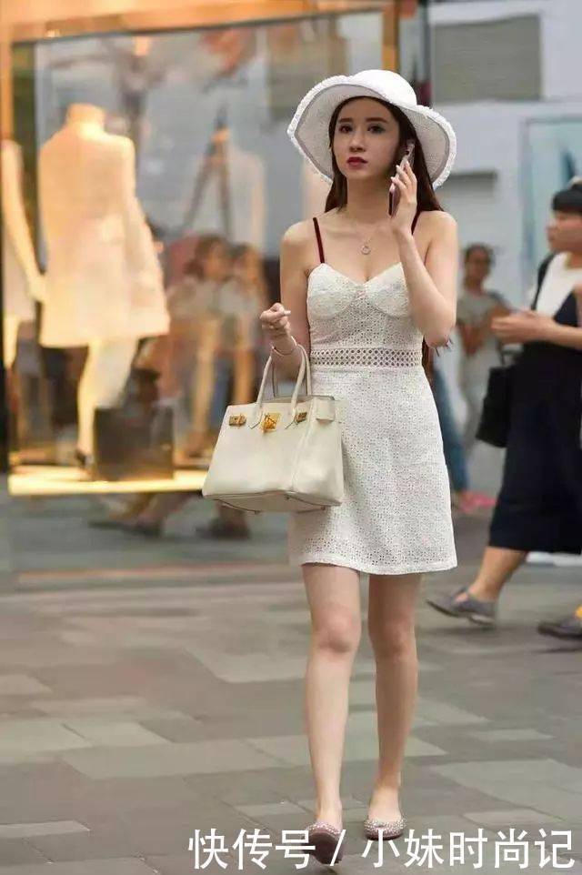 街拍:想要穿得温柔淑女一些,试试吊带连衣裙+大圆帽,真是俏皮又可爱