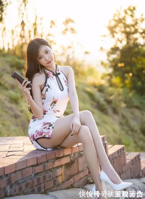 龙纹 身穿超短旗袍的小姐姐,秀出完美好身材,俏皮粉发显个性