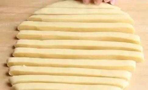 1个鸡蛋，半斤面粉，不用一滴油，试试这样做一次，一大盘不够吃