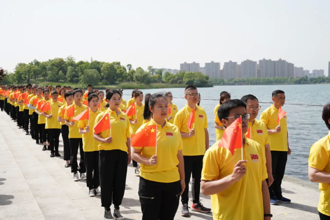 凤凰湖畔，同唱一首赞歌！