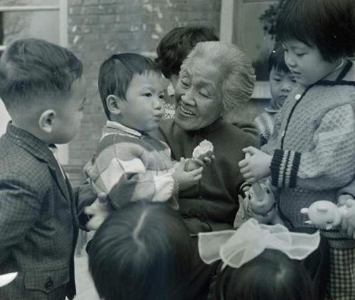 她花一辈子接生5万名婴儿,自己却无儿无女,20岁立的誓言成了真