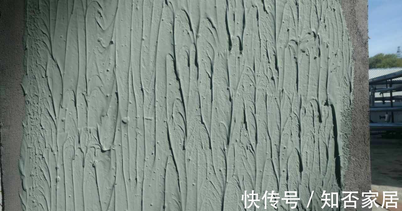瓷砖|入住不到一年，墙砖哗哗往下掉，维修工人：施工时关键步骤忘了做