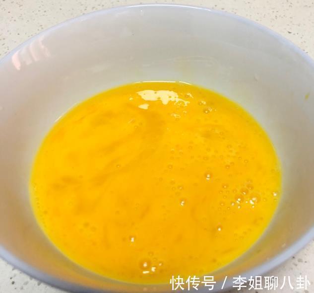 蒸鸡蛋羹不要直接加水,先弄懂3要点,出锅滑嫩鲜美,光滑无气孔