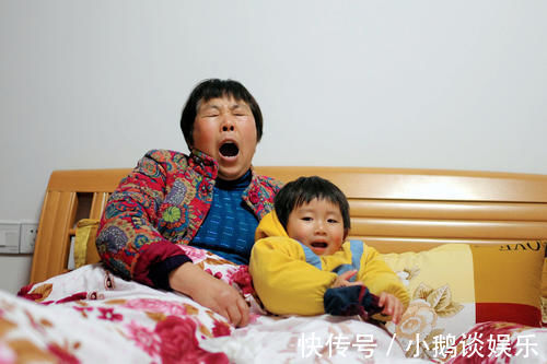 身体不适|宝妈宁愿自己辛苦哄两娃,也不让孩子和老人睡,这样的观念对吗?