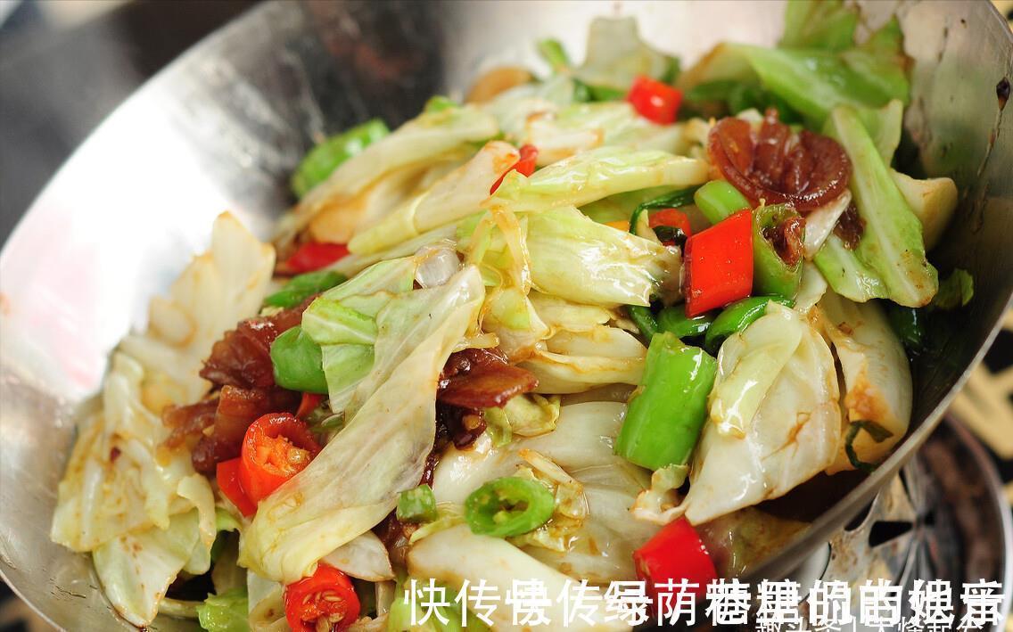 做手撕包菜,不要直接下锅炒,多加1步骤,又香又脆,吃着真下饭