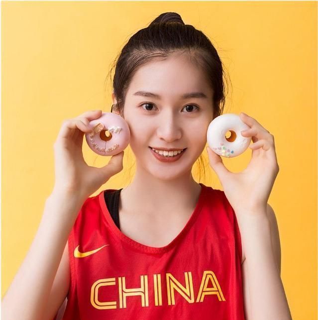 中国女排|女排和女篮的运动员,哪项运动的美女球员多?为何容易成为剩女?