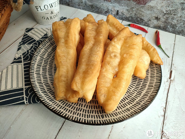 炸油条，用酵母粉就错了，教你正确配方比例，蓬松酥脆、越吃越香
