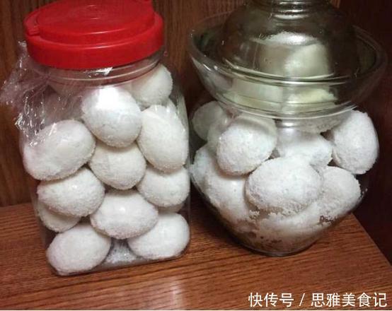 腌咸蛋时,加水腌是不对的!偷偷加一点它,蛋黄个个起沙流大油