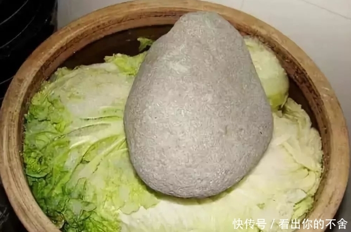 东北酸菜|腌酸菜,东北大娘教你3个技巧,保证酸香脆爽,久放不霉,超好吃