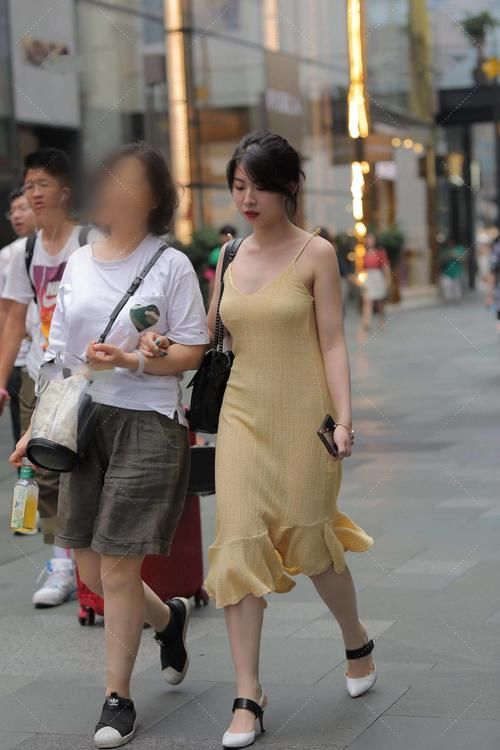 黄色|简单大气的黄色针织裙,凸显自信的同时,更显皮肤白皙