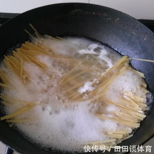 美食|面条的高档吃法,不用去西餐厅,在家自己就能做,孩子一次吃不够