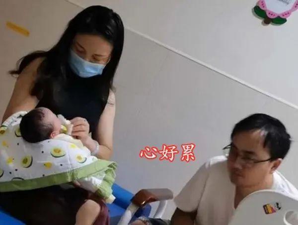 产房外宝爸一脸憔悴,丈母娘却少女感十足,网友:看成了夫妻俩