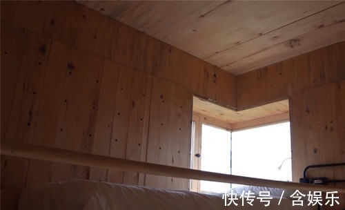 小菜园|他用40棵松树,在荒山野林建起小屋,屋顶种菜生活自给自足