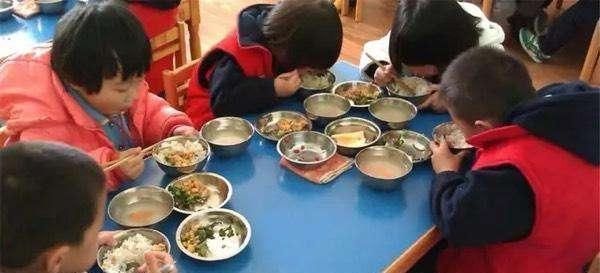 女儿|女儿总夸幼儿园饭菜香,每顿吃俩大碗,看到午餐照后妈妈备受打击