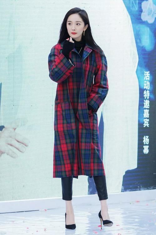 格纹大衣怎么穿才不老气？试试这四组搭配方案，打造出复古优雅感