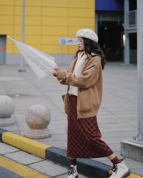 最近火了一种新搭配，叫“袜子+靴子”，显高又拉腿，时髦精必备